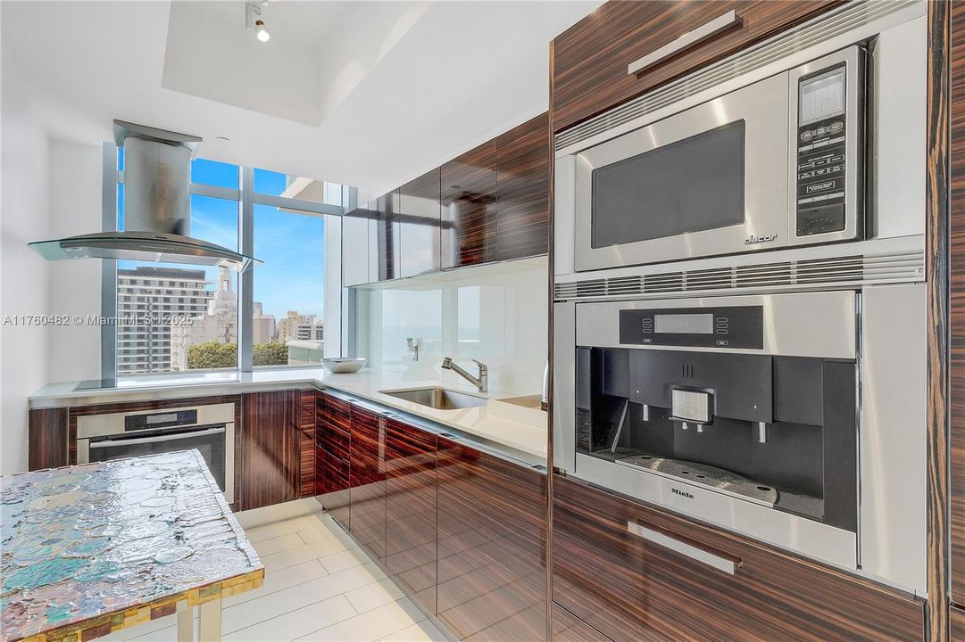 Recently Sold: $5,950,000 (3 beds, 3 baths, 2326 Square Feet)