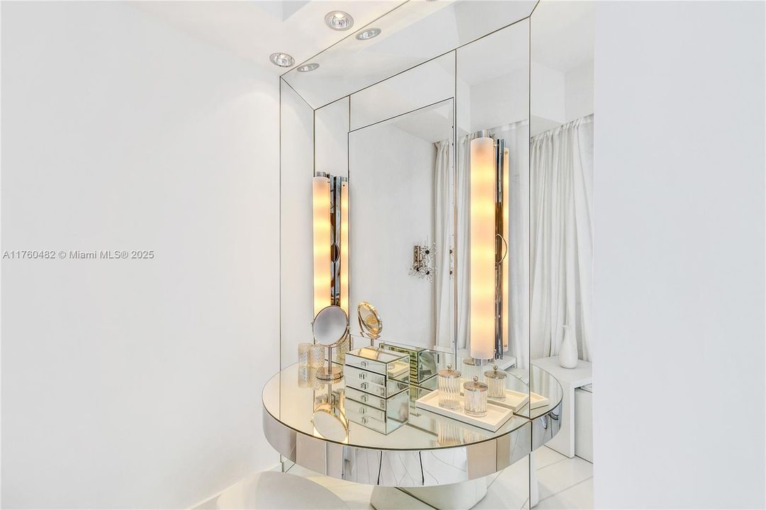 Recently Sold: $5,950,000 (3 beds, 3 baths, 2326 Square Feet)