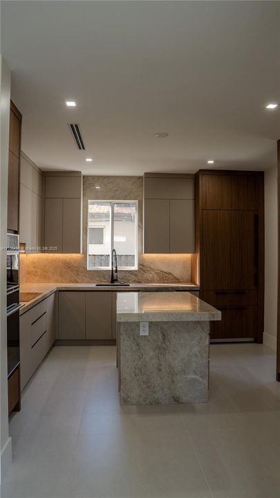 Recently Rented: $12,950 (4 beds, 5 baths, 2800 Square Feet)