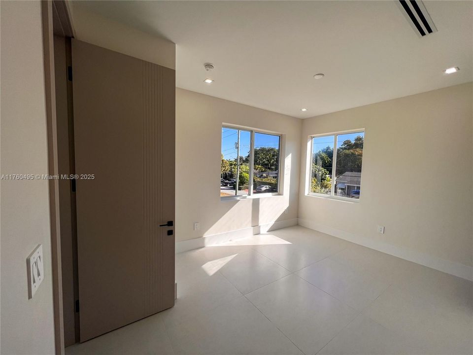 Recently Rented: $12,950 (4 beds, 5 baths, 2800 Square Feet)