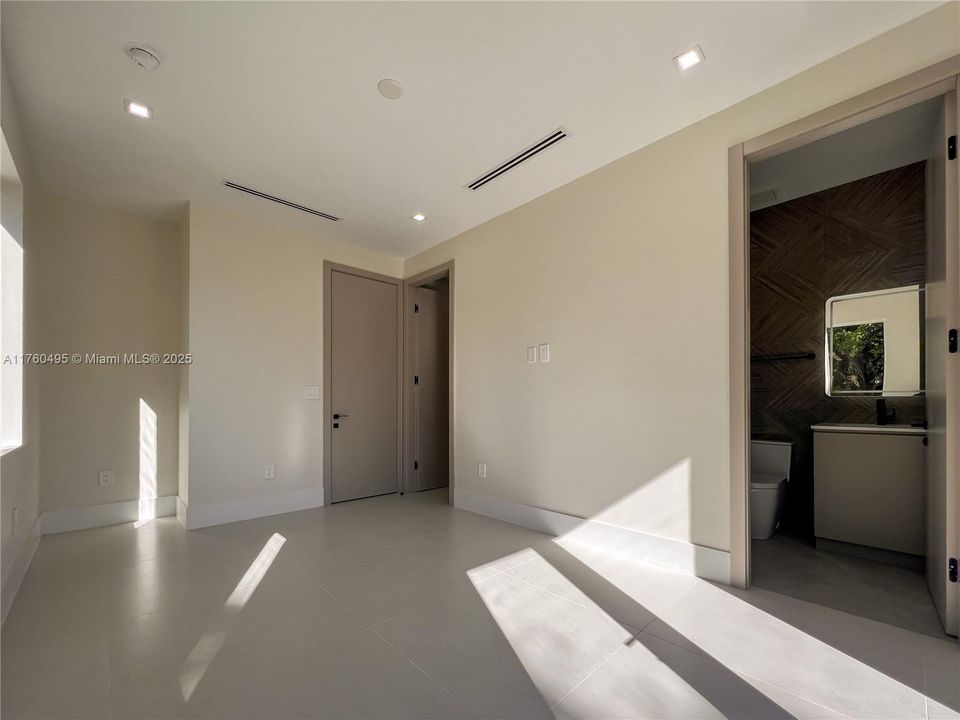 Recently Rented: $12,950 (4 beds, 5 baths, 2800 Square Feet)