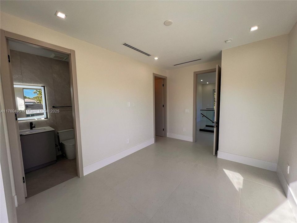 Recently Rented: $12,950 (4 beds, 5 baths, 2800 Square Feet)