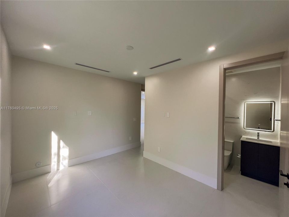 Recently Rented: $12,950 (4 beds, 5 baths, 2800 Square Feet)