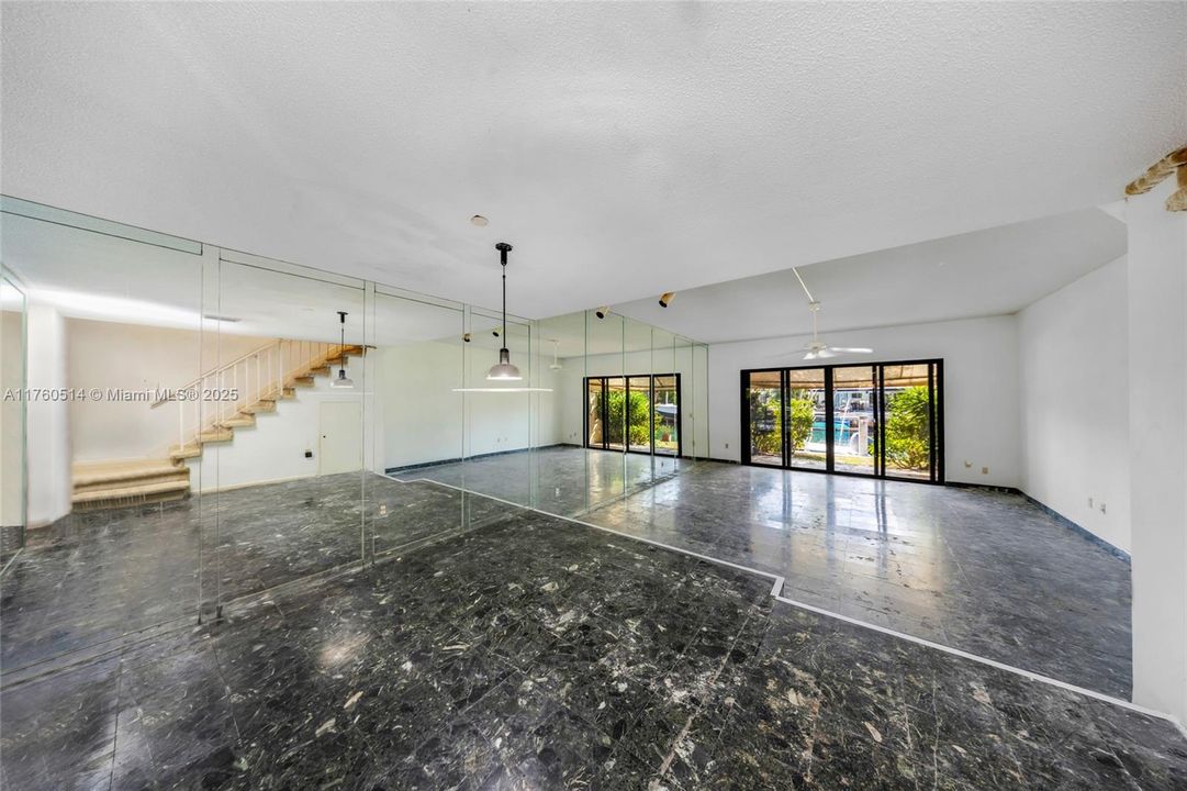 Vendido Recientemente: $549,900 (2 camas, 2 baños, 1728 Pies cuadrados)