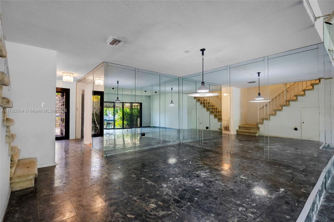 Vendido Recientemente: $549,900 (2 camas, 2 baños, 1728 Pies cuadrados)