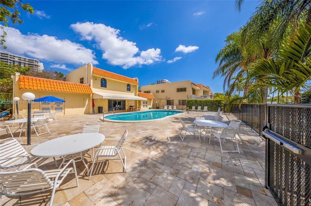 Vendido Recientemente: $549,900 (2 camas, 2 baños, 1728 Pies cuadrados)