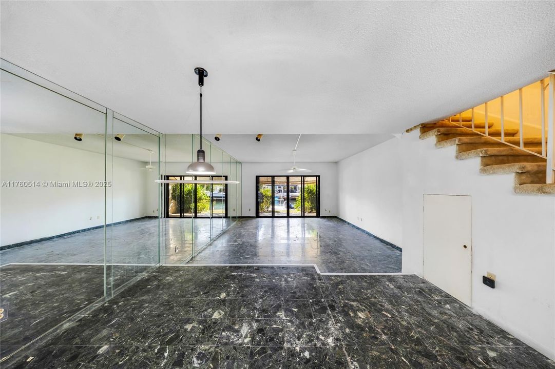 Vendido Recientemente: $549,900 (2 camas, 2 baños, 1728 Pies cuadrados)