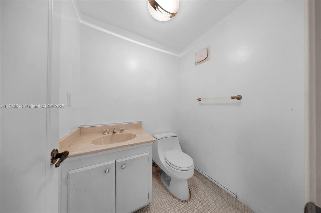 Vendido Recientemente: $549,900 (2 camas, 2 baños, 1728 Pies cuadrados)