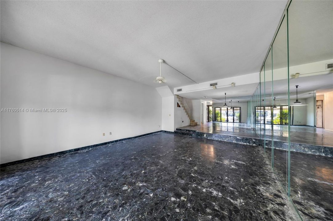 Vendido Recientemente: $549,900 (2 camas, 2 baños, 1728 Pies cuadrados)