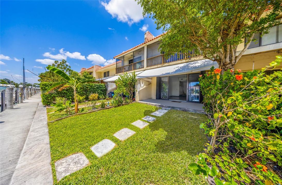 Vendido Recientemente: $549,900 (2 camas, 2 baños, 1728 Pies cuadrados)