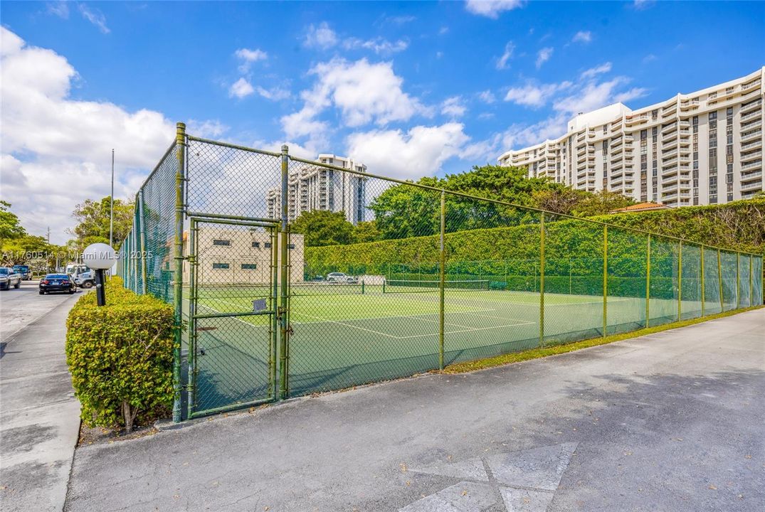 Vendido Recientemente: $549,900 (2 camas, 2 baños, 1728 Pies cuadrados)