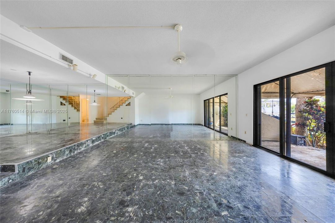 Vendido Recientemente: $549,900 (2 camas, 2 baños, 1728 Pies cuadrados)