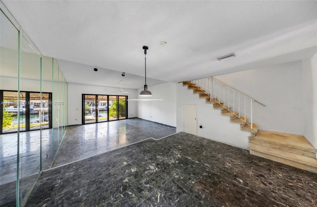 Vendido Recientemente: $549,900 (2 camas, 2 baños, 1728 Pies cuadrados)