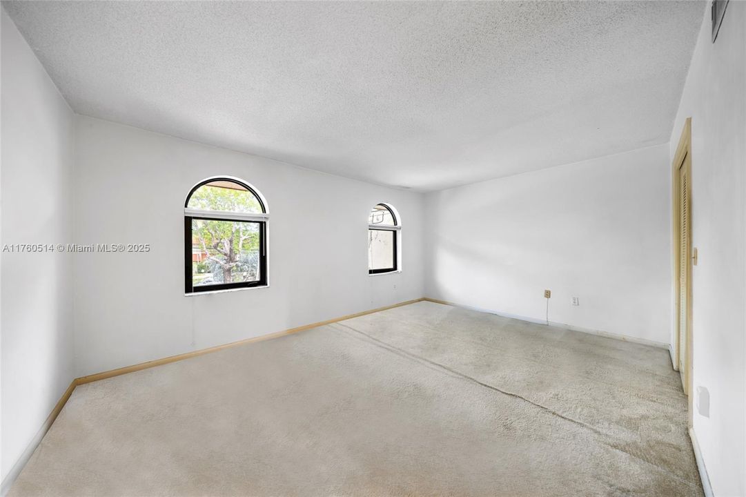 Vendido Recientemente: $549,900 (2 camas, 2 baños, 1728 Pies cuadrados)