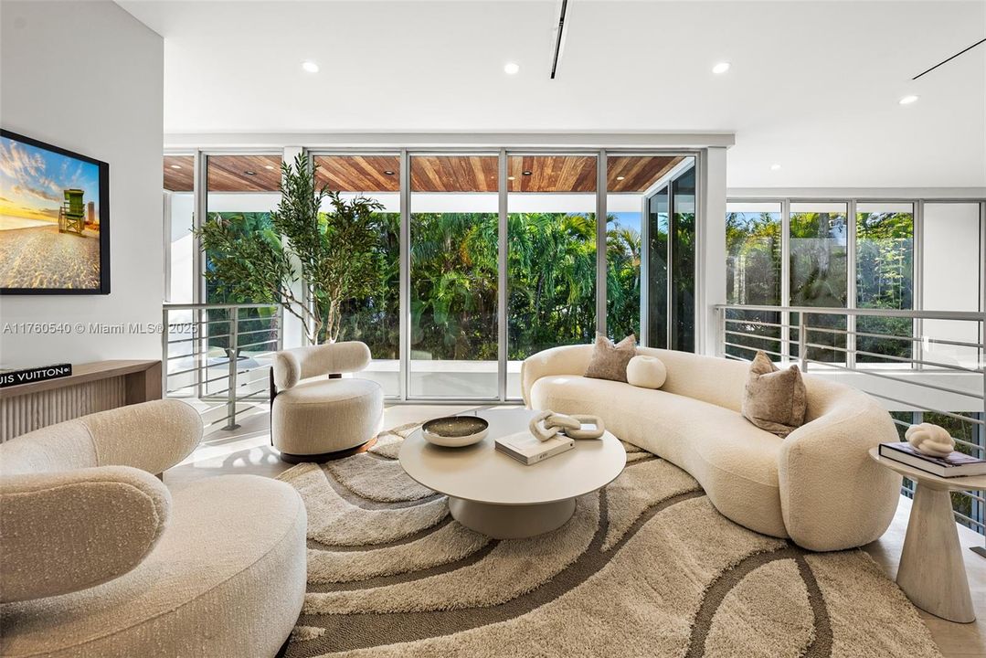 Recently Sold: $5,350,000 (5 beds, 5 baths, 4070 Square Feet)