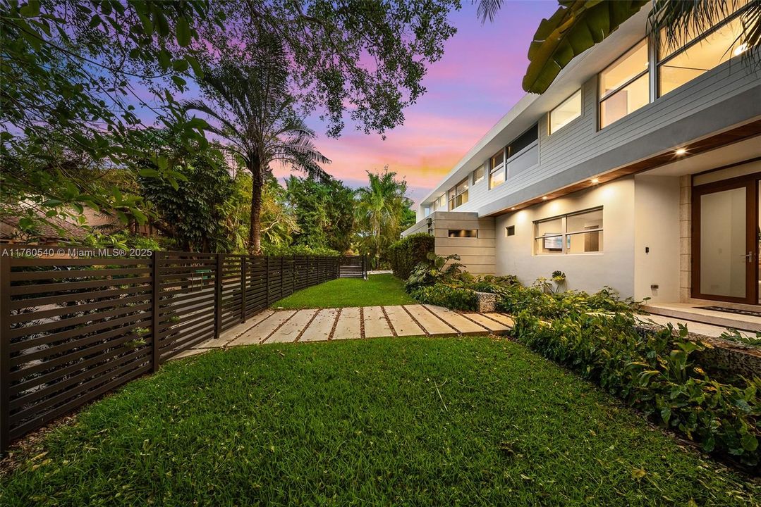 Recently Sold: $5,350,000 (5 beds, 5 baths, 4070 Square Feet)