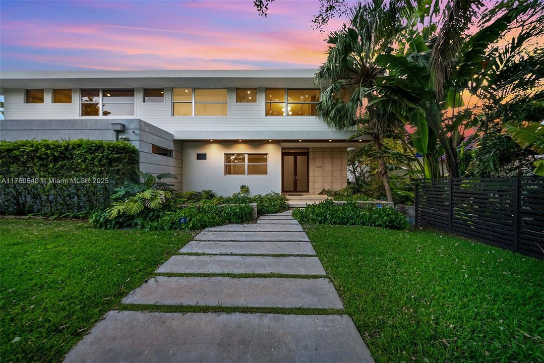 Recently Sold: $5,350,000 (5 beds, 5 baths, 4070 Square Feet)