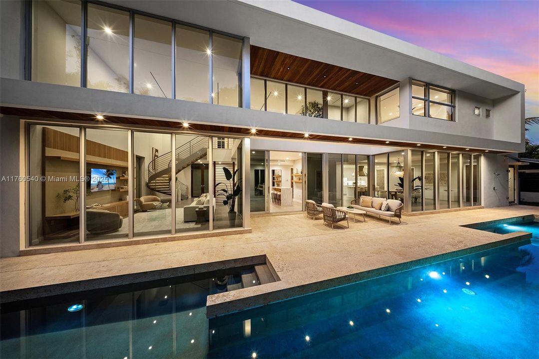 Recently Sold: $5,350,000 (5 beds, 5 baths, 4070 Square Feet)