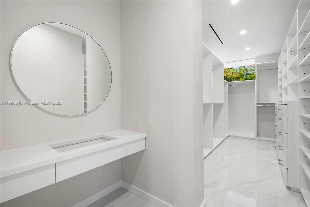 Primary suite closet