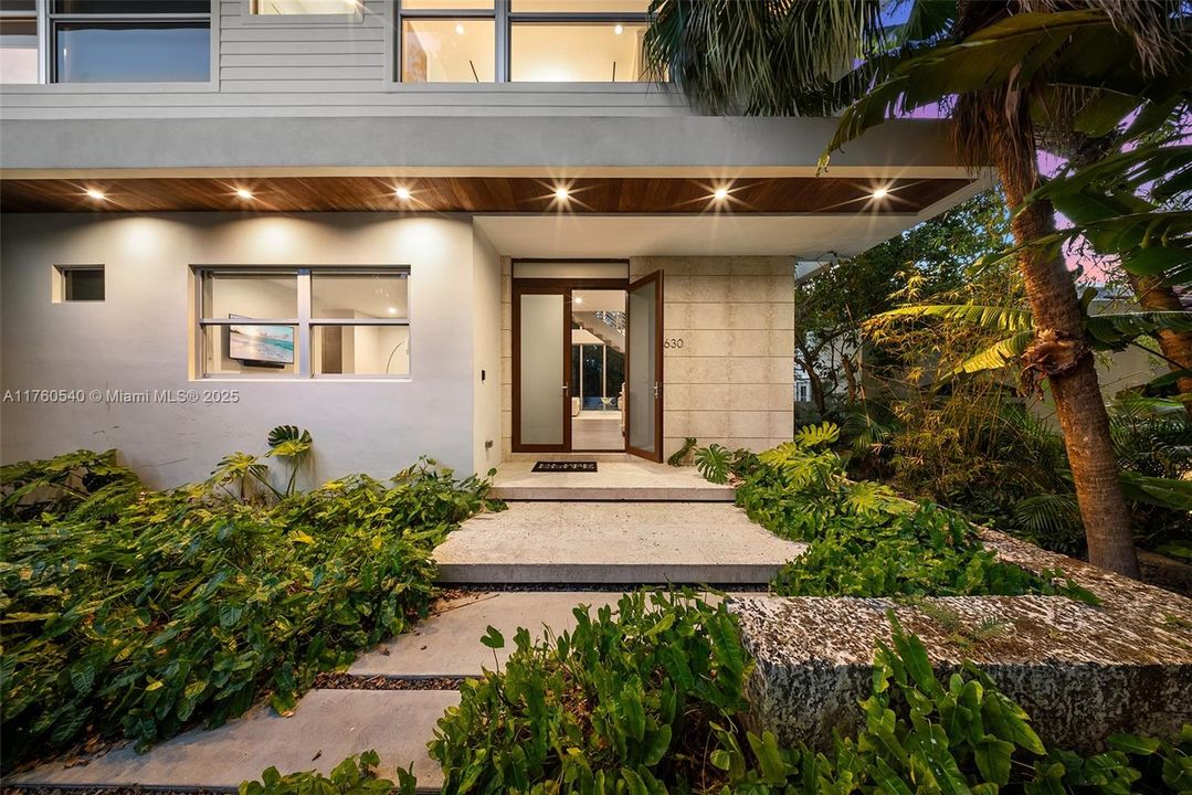 Recently Sold: $5,350,000 (5 beds, 5 baths, 4070 Square Feet)