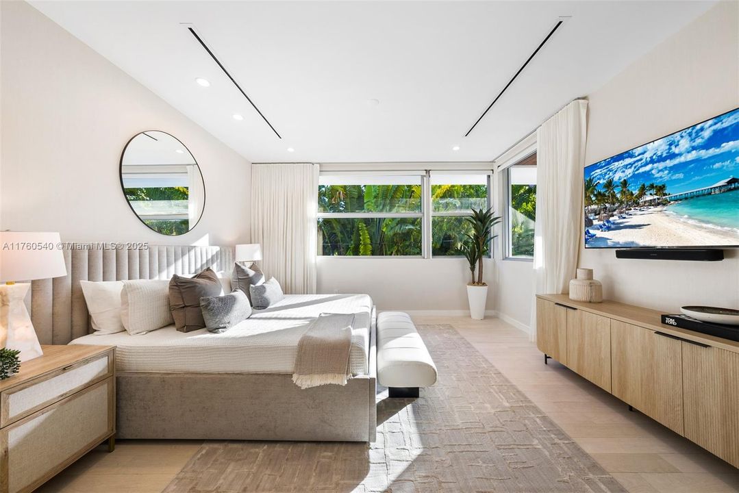 Recently Sold: $5,350,000 (5 beds, 5 baths, 4070 Square Feet)