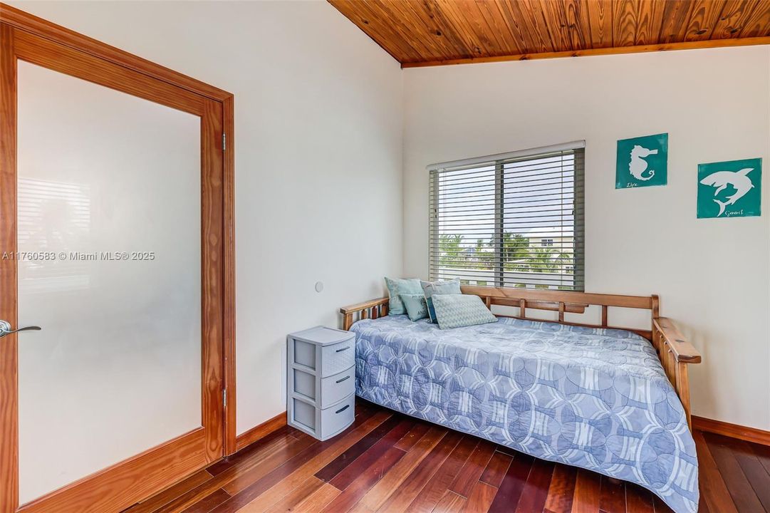 Recently Sold: $1,695,000 (3 beds, 2 baths, 1680 Square Feet)