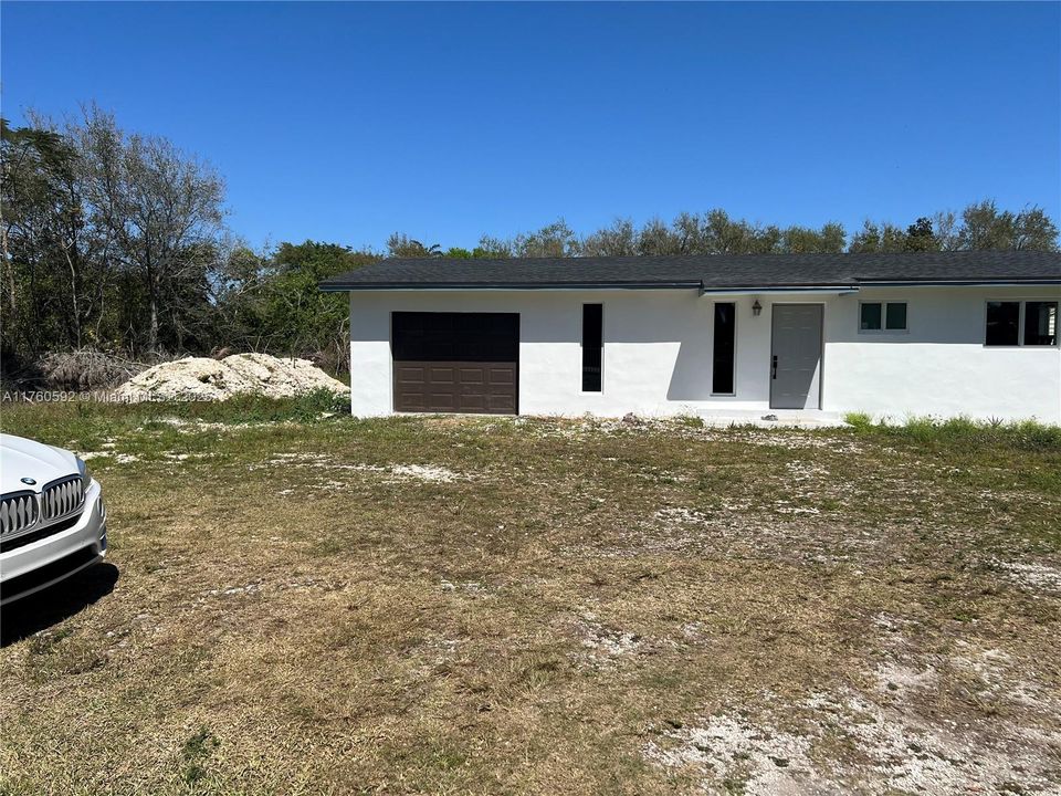 For Sale: $1,300,000 (3 beds, 1 baths, 980 Square Feet)