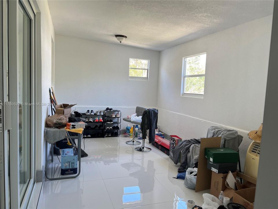 For Sale: $1,300,000 (3 beds, 1 baths, 980 Square Feet)