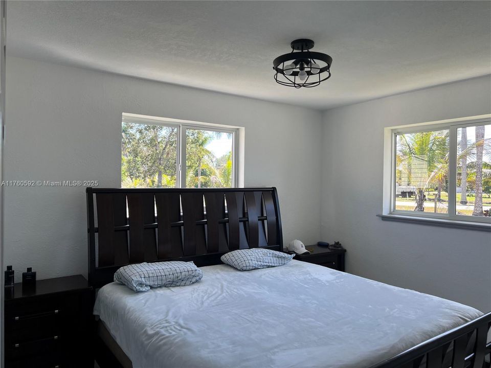 For Sale: $1,300,000 (3 beds, 1 baths, 980 Square Feet)