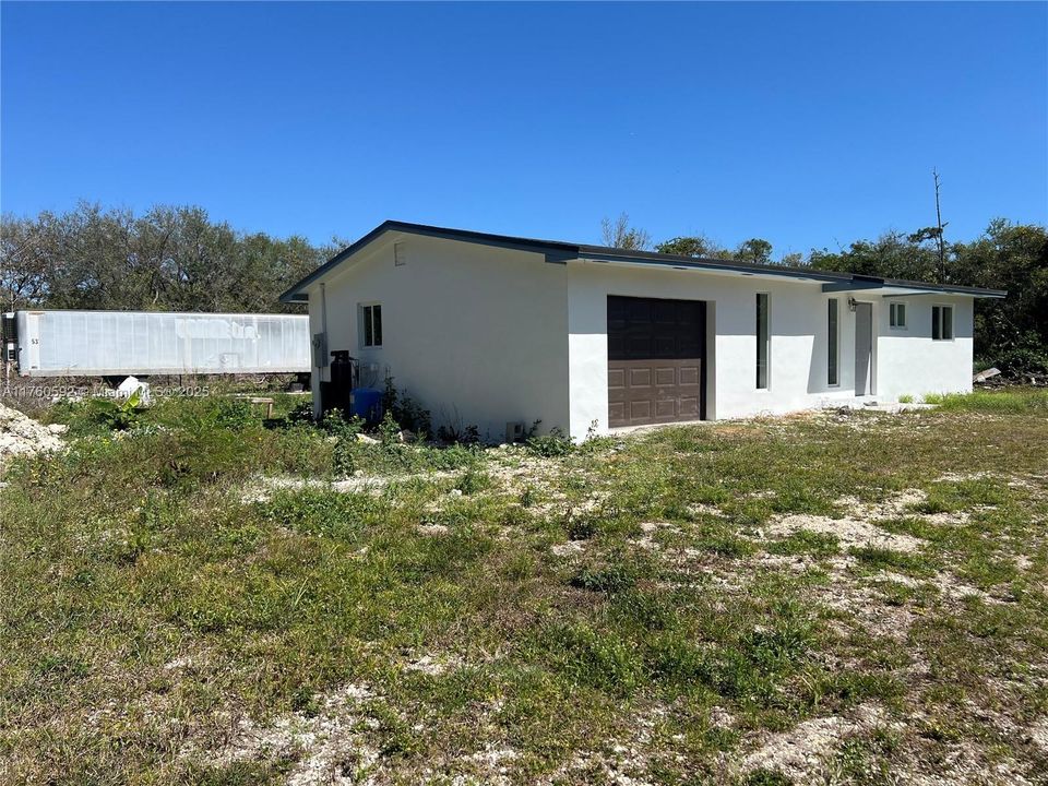 For Sale: $1,300,000 (3 beds, 1 baths, 980 Square Feet)