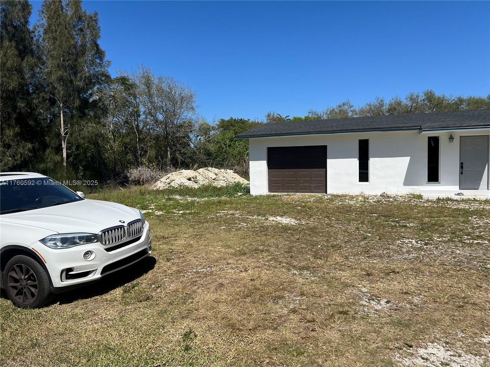 For Sale: $1,300,000 (3 beds, 1 baths, 980 Square Feet)