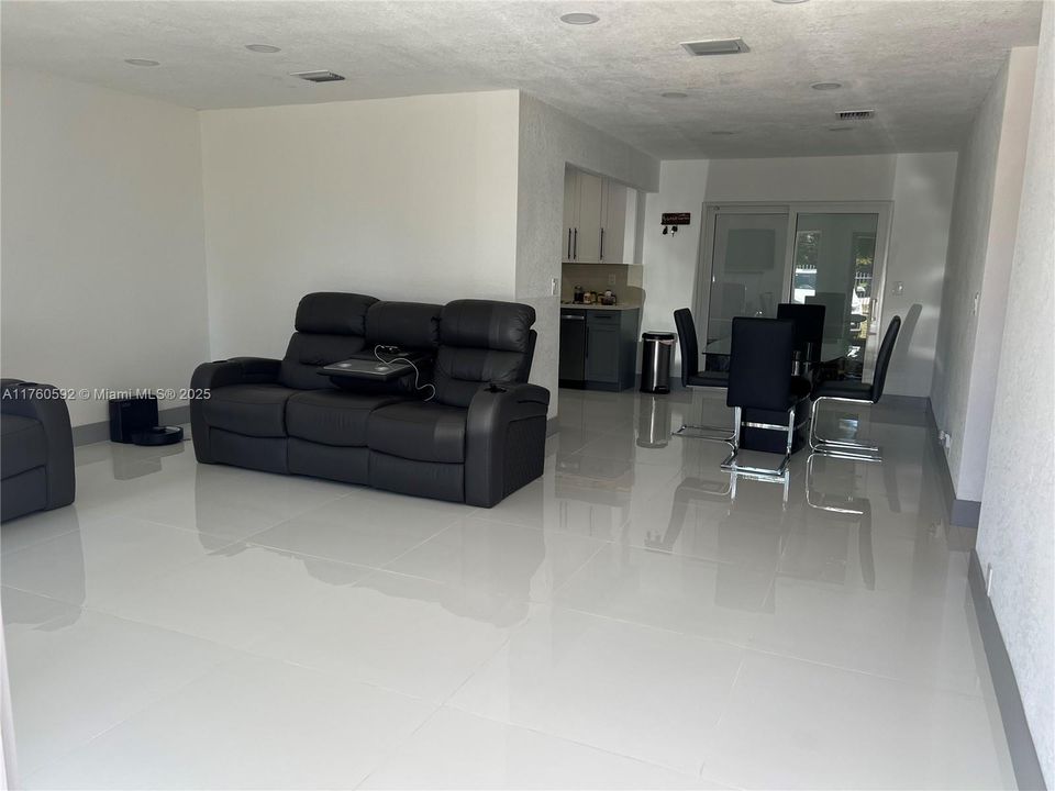 For Sale: $1,300,000 (3 beds, 1 baths, 980 Square Feet)