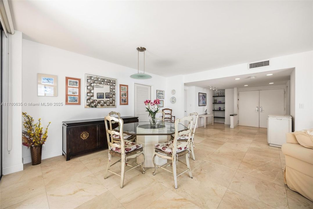 最近售出: $890,000 (2 贝兹, 2 浴室, 1895 平方英尺)