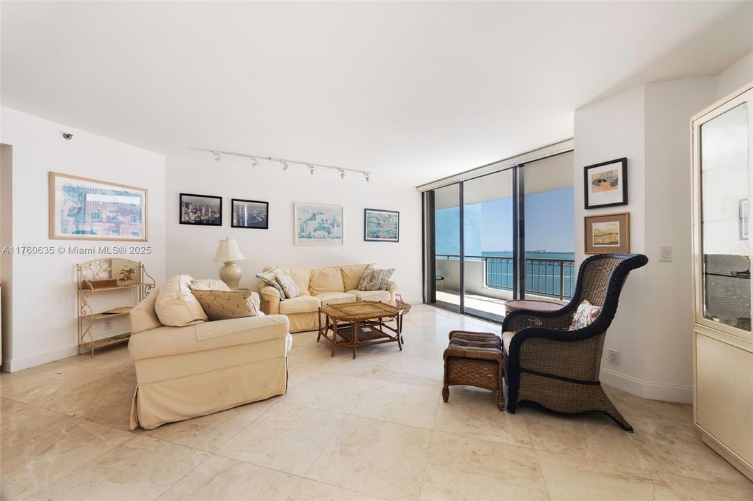 最近售出: $890,000 (2 贝兹, 2 浴室, 1895 平方英尺)