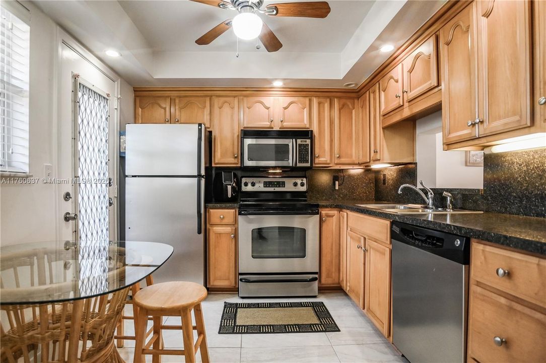 Под контрактом: $176,000 (1 спален, 1 ванн, 800 Квадратных фут)