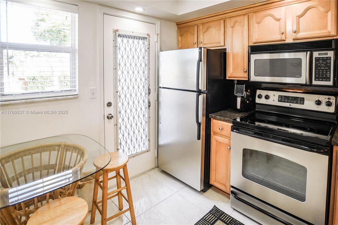 Под контрактом: $176,000 (1 спален, 1 ванн, 800 Квадратных фут)