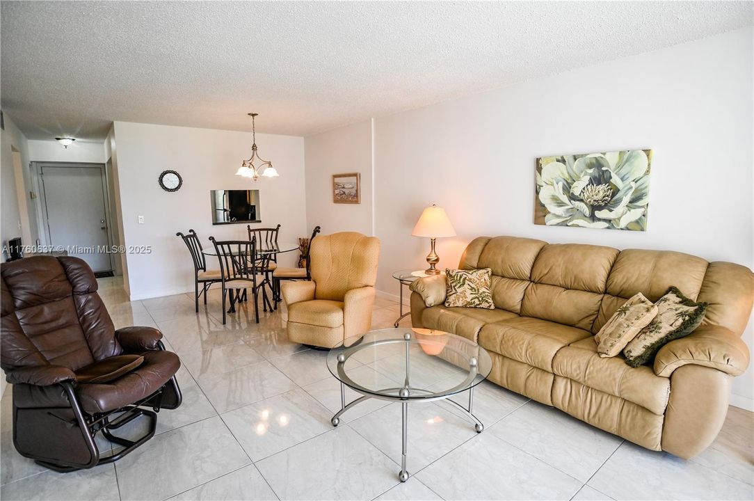 Под контрактом: $176,000 (1 спален, 1 ванн, 800 Квадратных фут)