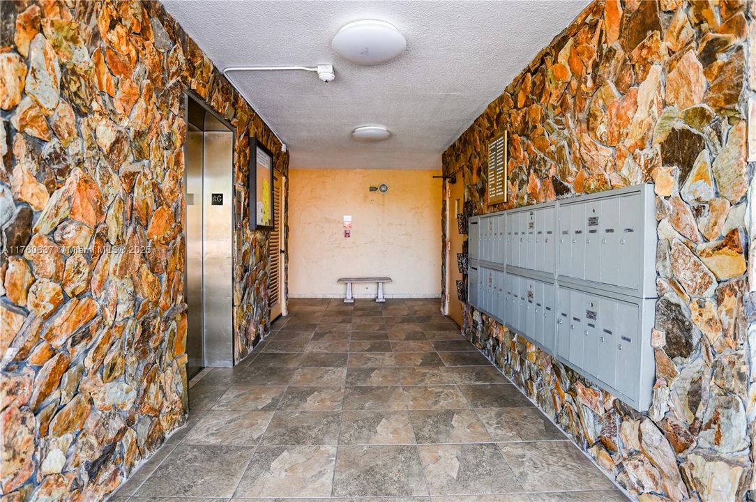 Под контрактом: $176,000 (1 спален, 1 ванн, 800 Квадратных фут)