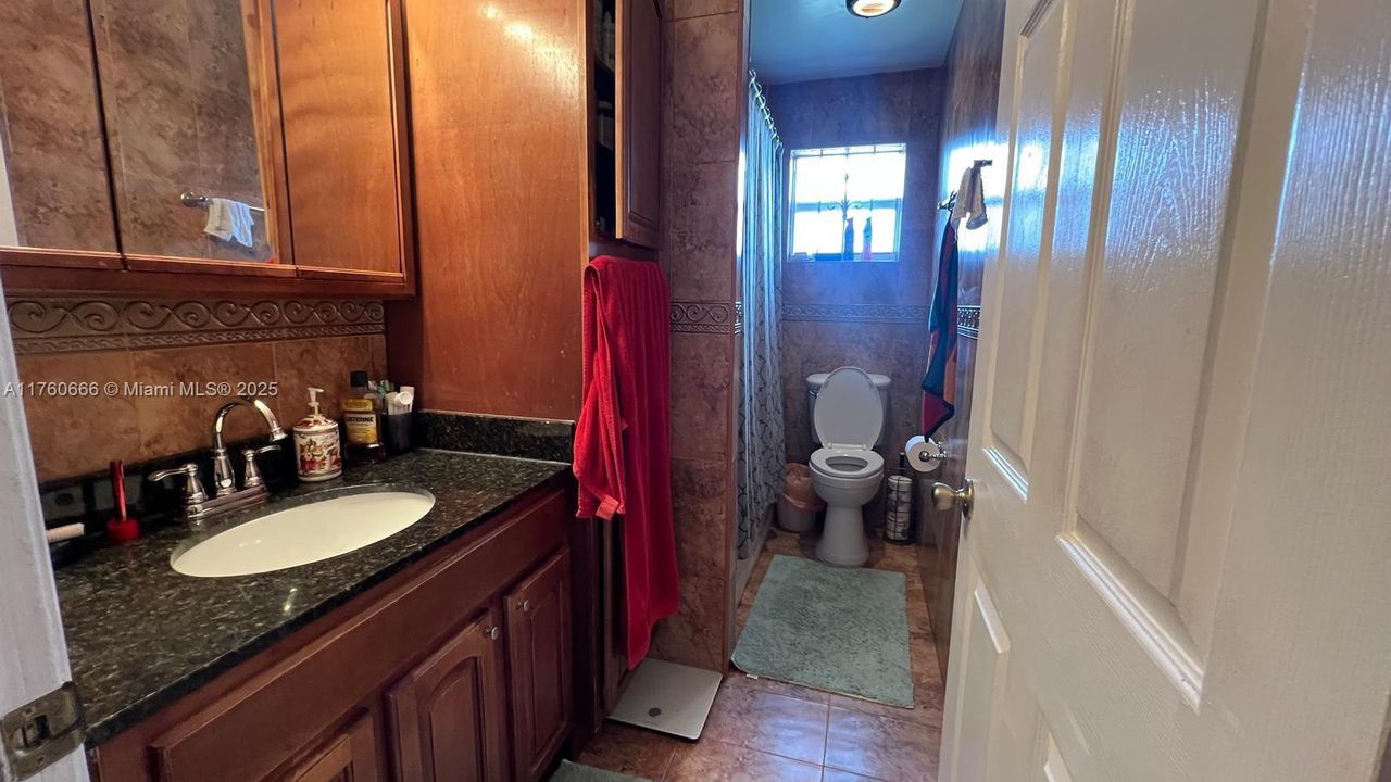 最近售出: $425,000 (3 贝兹, 1 浴室, 1050 平方英尺)