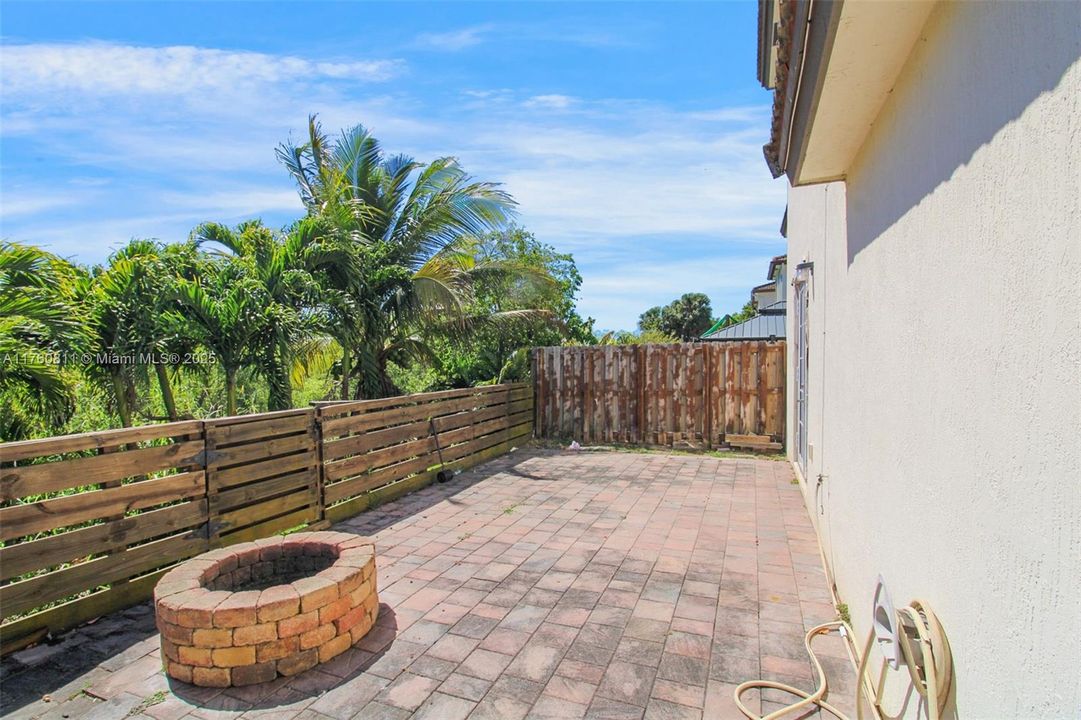 最近售出: $647,000 (5 贝兹, 3 浴室, 2916 平方英尺)