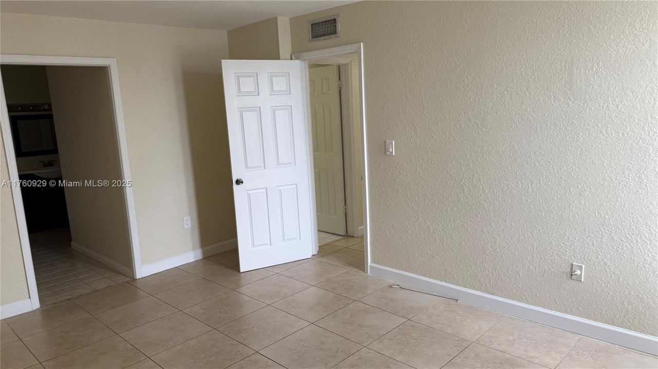 Recently Sold: $330,000 (2 beds, 2 baths, 1186 Square Feet)