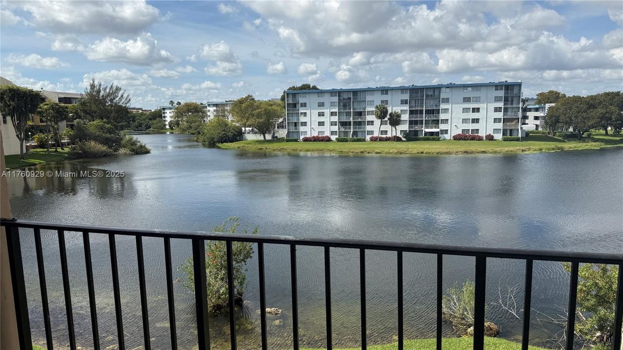 Recently Sold: $330,000 (2 beds, 2 baths, 1186 Square Feet)