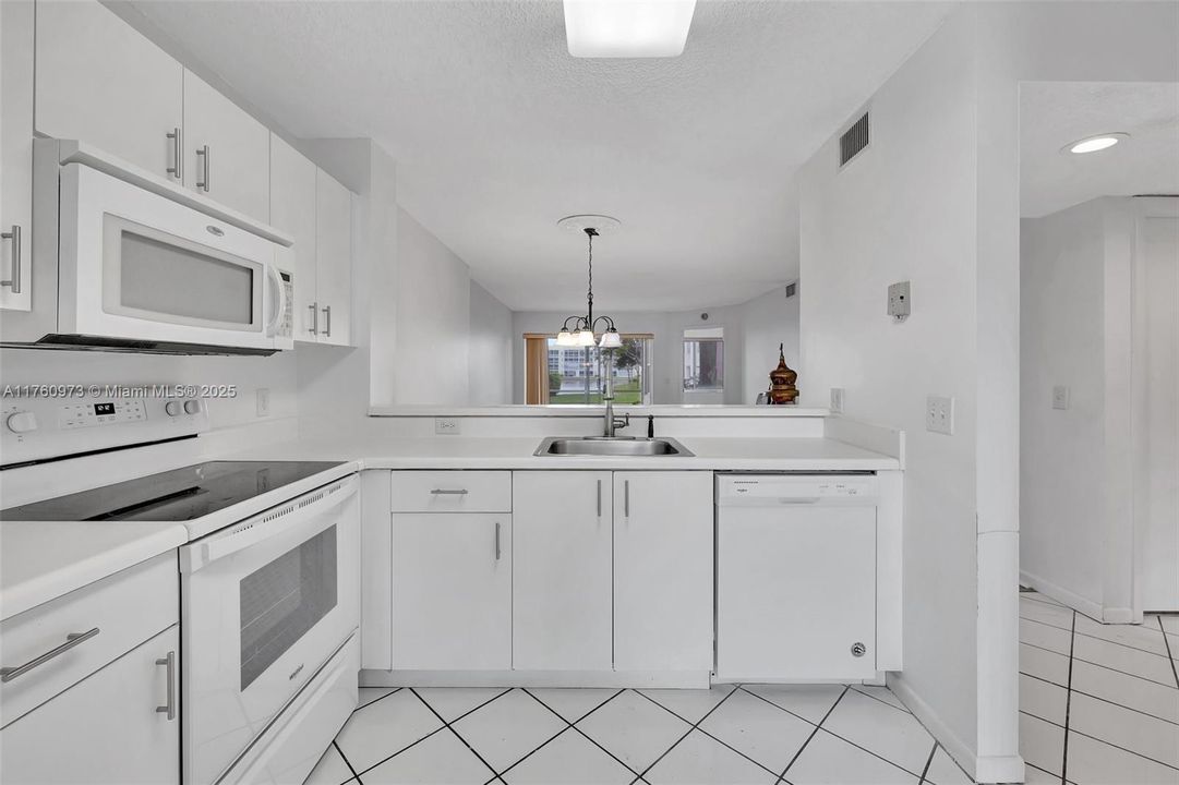For Sale: $157,750 (2 beds, 2 baths, 1080 Square Feet)