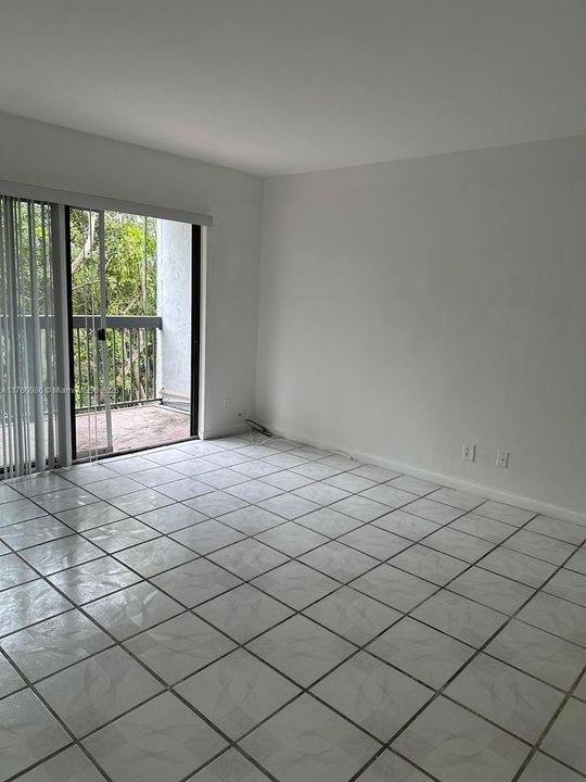 Active With Contract: $125,000 (1 beds, 1 baths, 720 Square Feet)