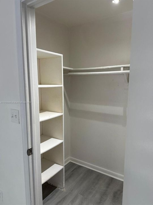 Active With Contract: $125,000 (1 beds, 1 baths, 720 Square Feet)