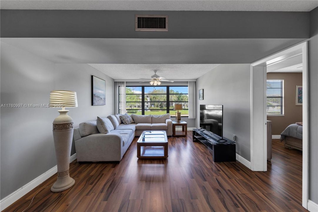 Недавно продано: $250,000 (2 спален, 2 ванн, 1385 Квадратных фут)