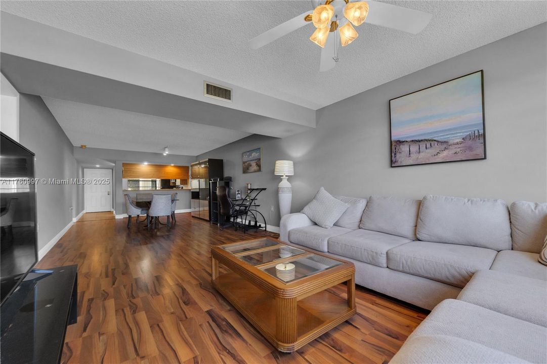 Недавно продано: $250,000 (2 спален, 2 ванн, 1385 Квадратных фут)