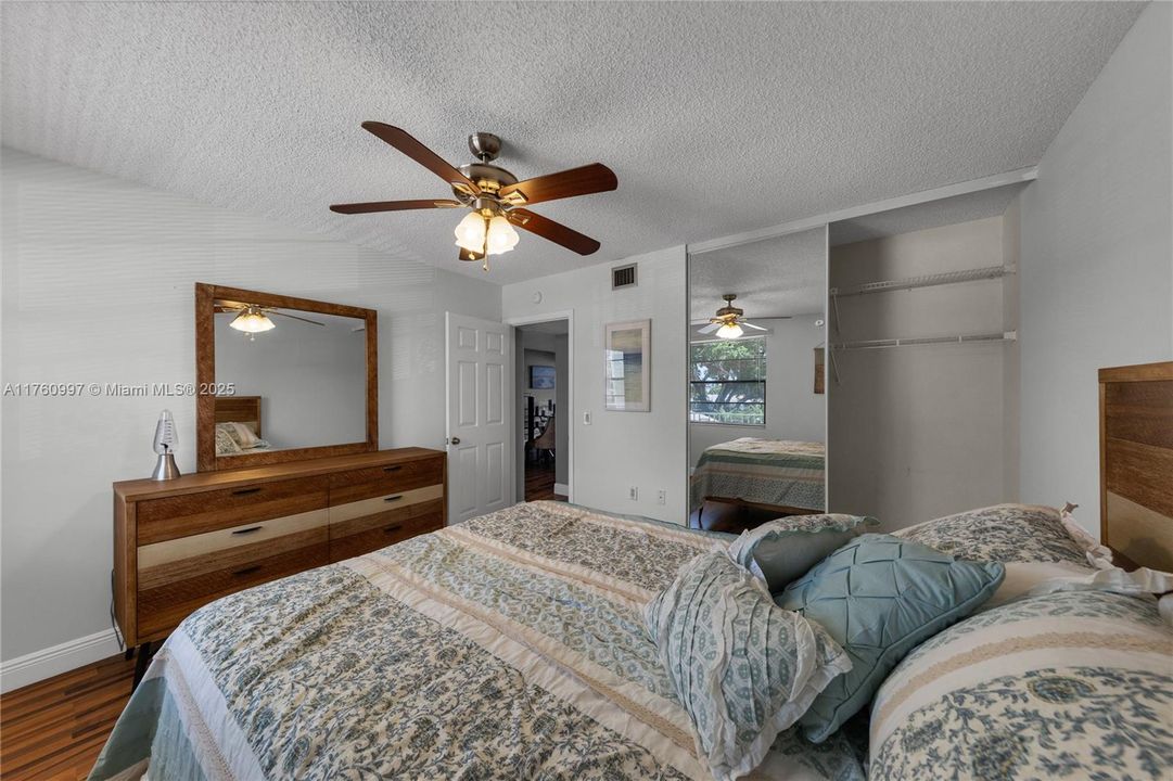 Недавно продано: $250,000 (2 спален, 2 ванн, 1385 Квадратных фут)