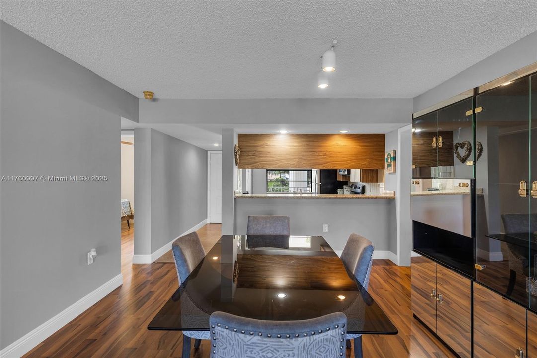 Недавно продано: $250,000 (2 спален, 2 ванн, 1385 Квадратных фут)