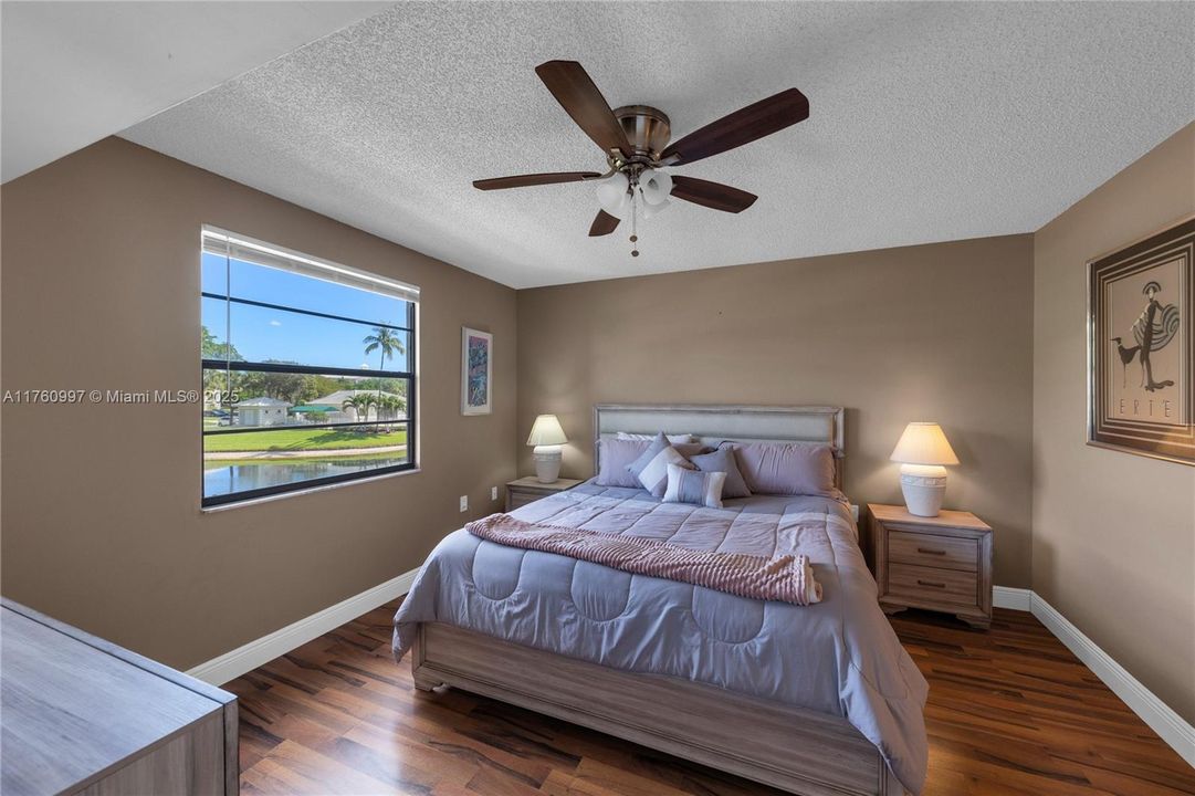 Недавно продано: $250,000 (2 спален, 2 ванн, 1385 Квадратных фут)